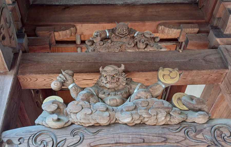 小野神社の随神門の雷神