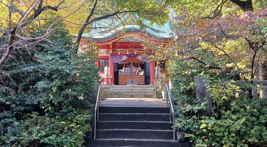 芝東照宮 社殿の手前