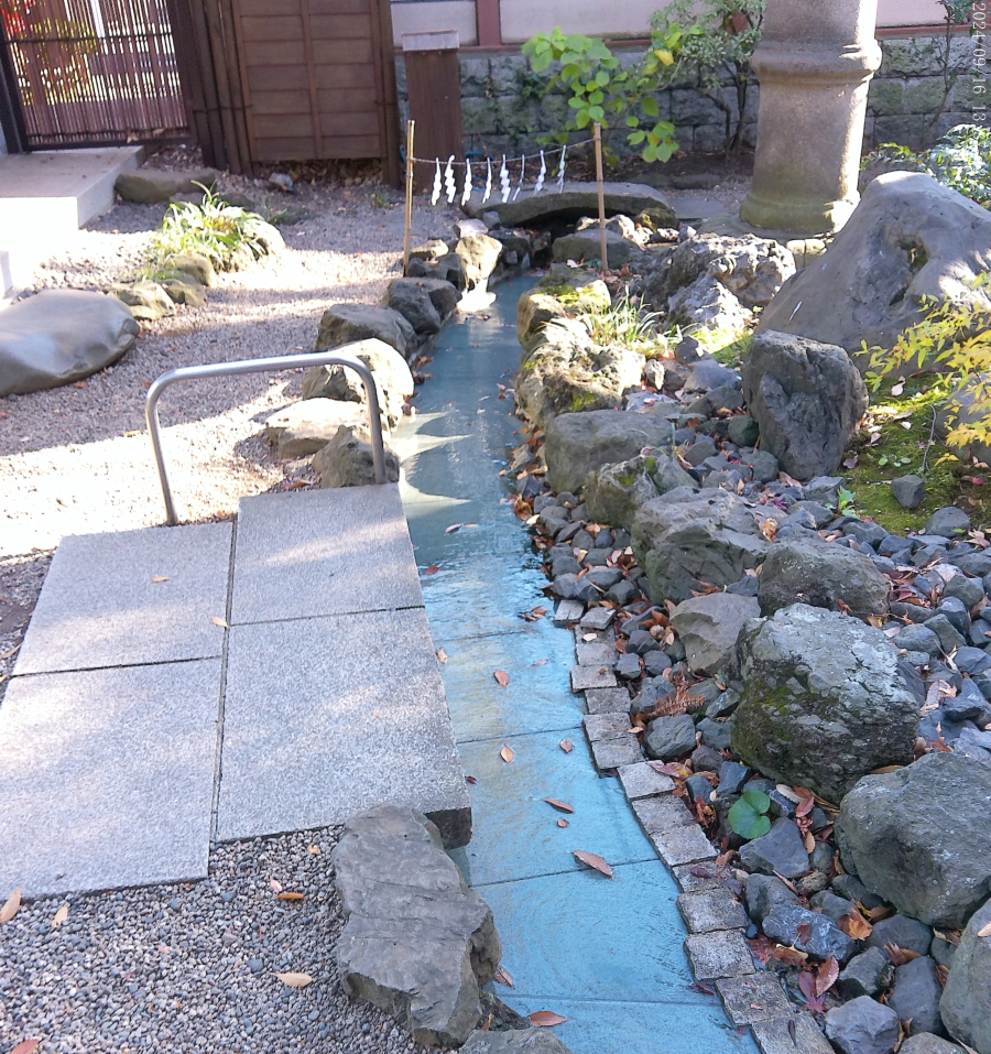 大國魂神社 人形流しの小川