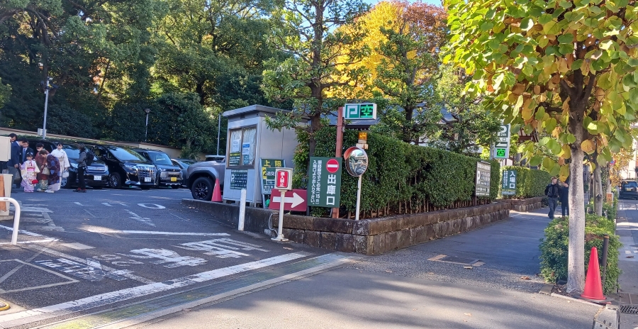 根津神社の駐車場