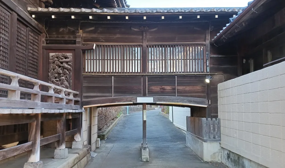 白山神社 拝殿右手の脇道