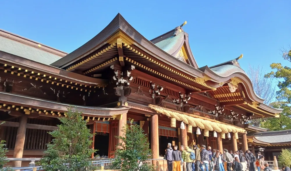 寒川神社 拝殿（斜め）