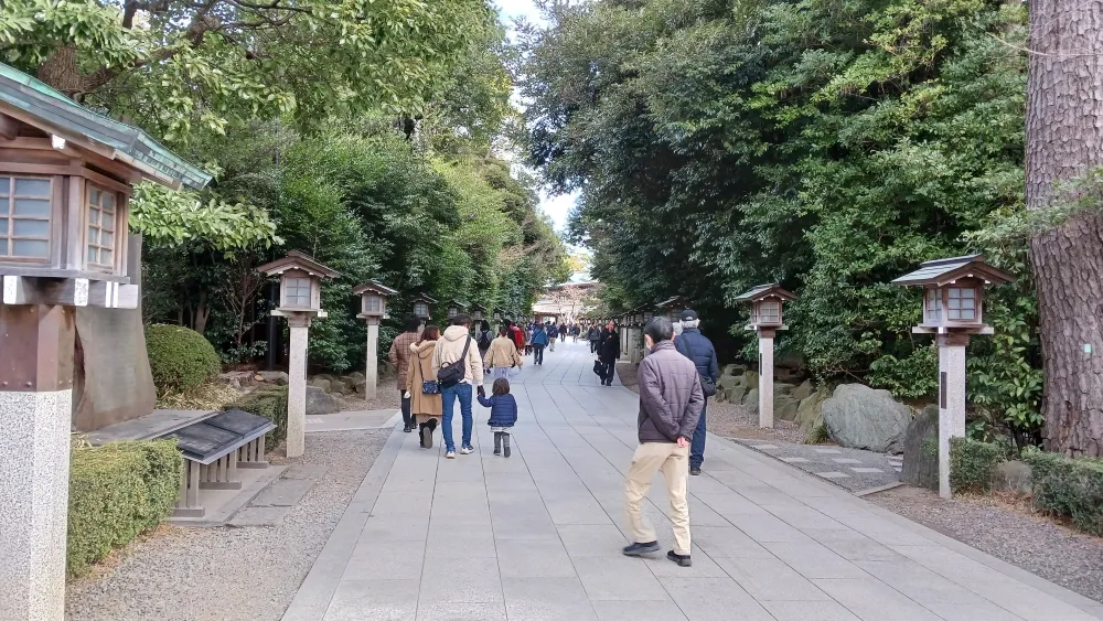 寒川神社 三の鳥居からの参道途中