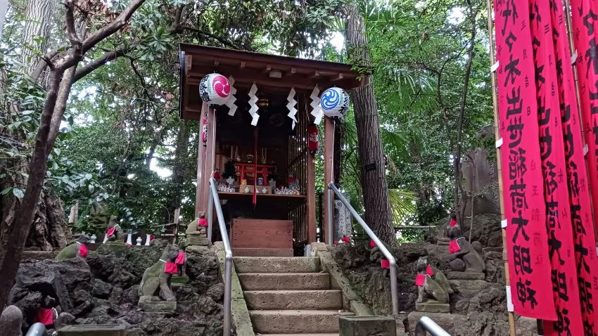 代々木八幡宮 出世稲荷大明神 社殿