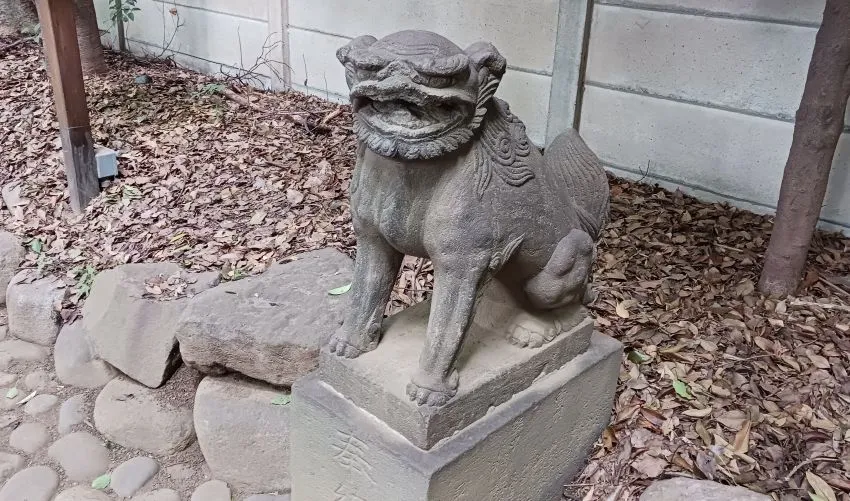 代々木八幡宮 参道途中 狛犬