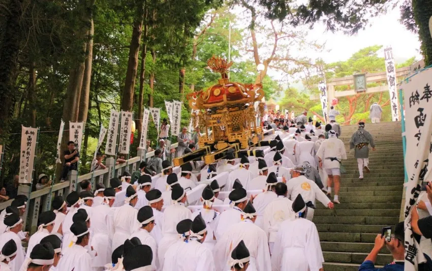函館八幡宮 大神輿かけのぼり神事