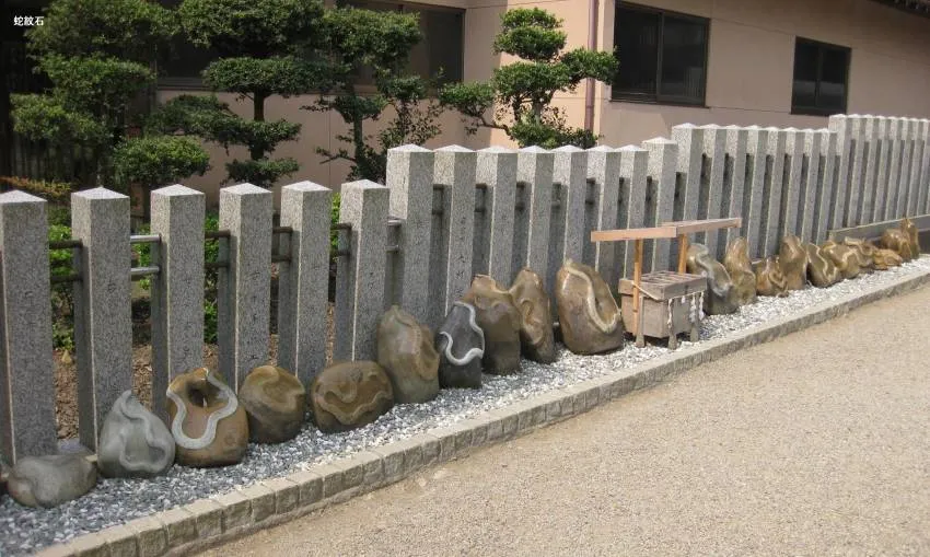 金蛇水神社 蛇紋石