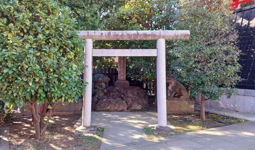 穴八幡宮 神武天皇遥拝所