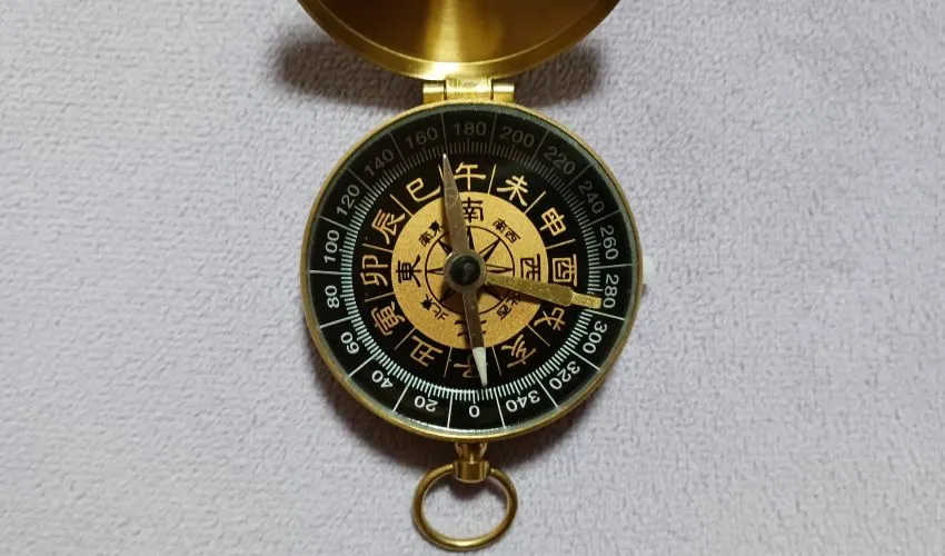 穴八幡宮 十二支方位磁石