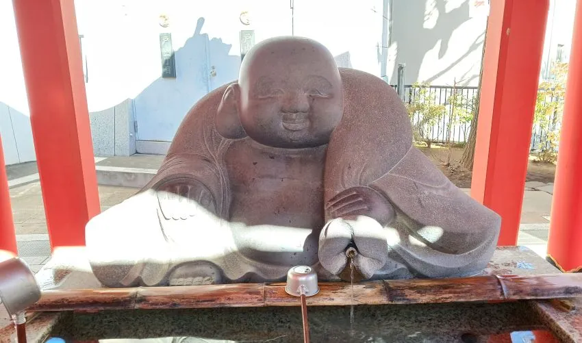 穴八幡宮 布袋尊像 手水舎