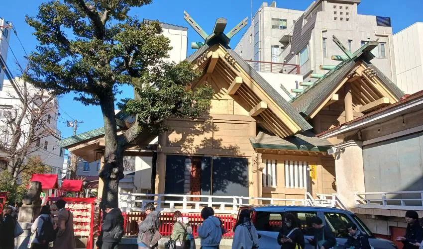 左から拝殿、右側が本殿