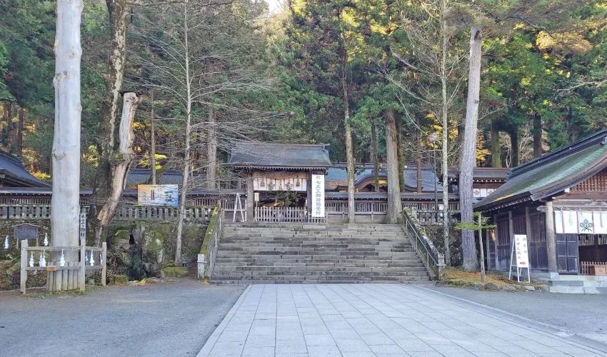 諏訪大社 上社 本宮 境内