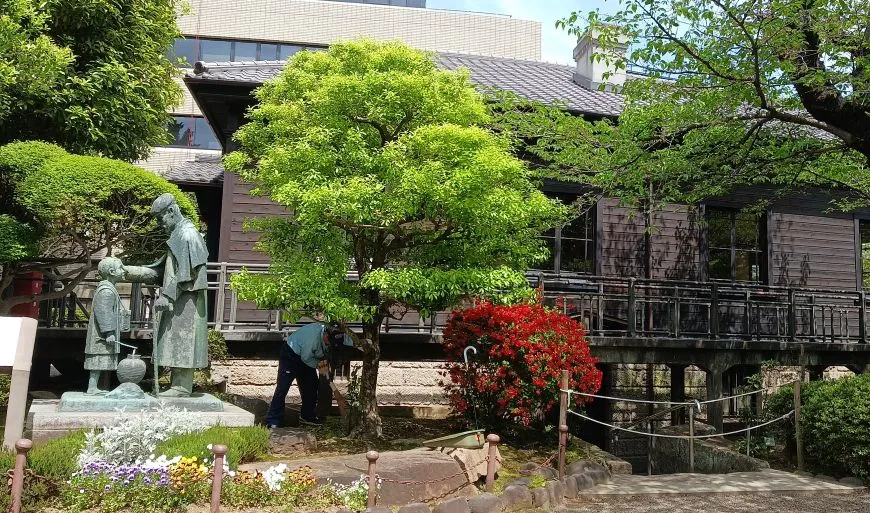 旧乃木邸 辻占売り少年の銅像