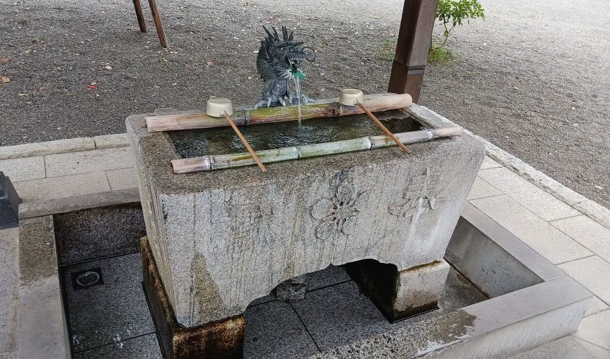 町田天満宮 手水舎 梅の家紋