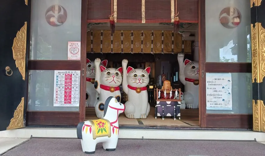 今戸神社 拝殿 招き猫