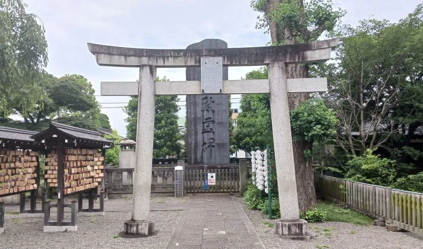 阿豆佐味天神社 殉国慰霊碑 鳥居